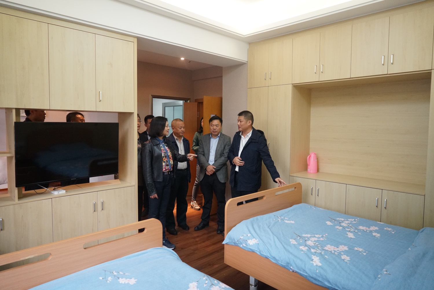 8.參觀鶴鳴山老年養(yǎng)護中心房間，詳細(xì)了解房間適老化設(shè)施以及入住費用情況等.JPG